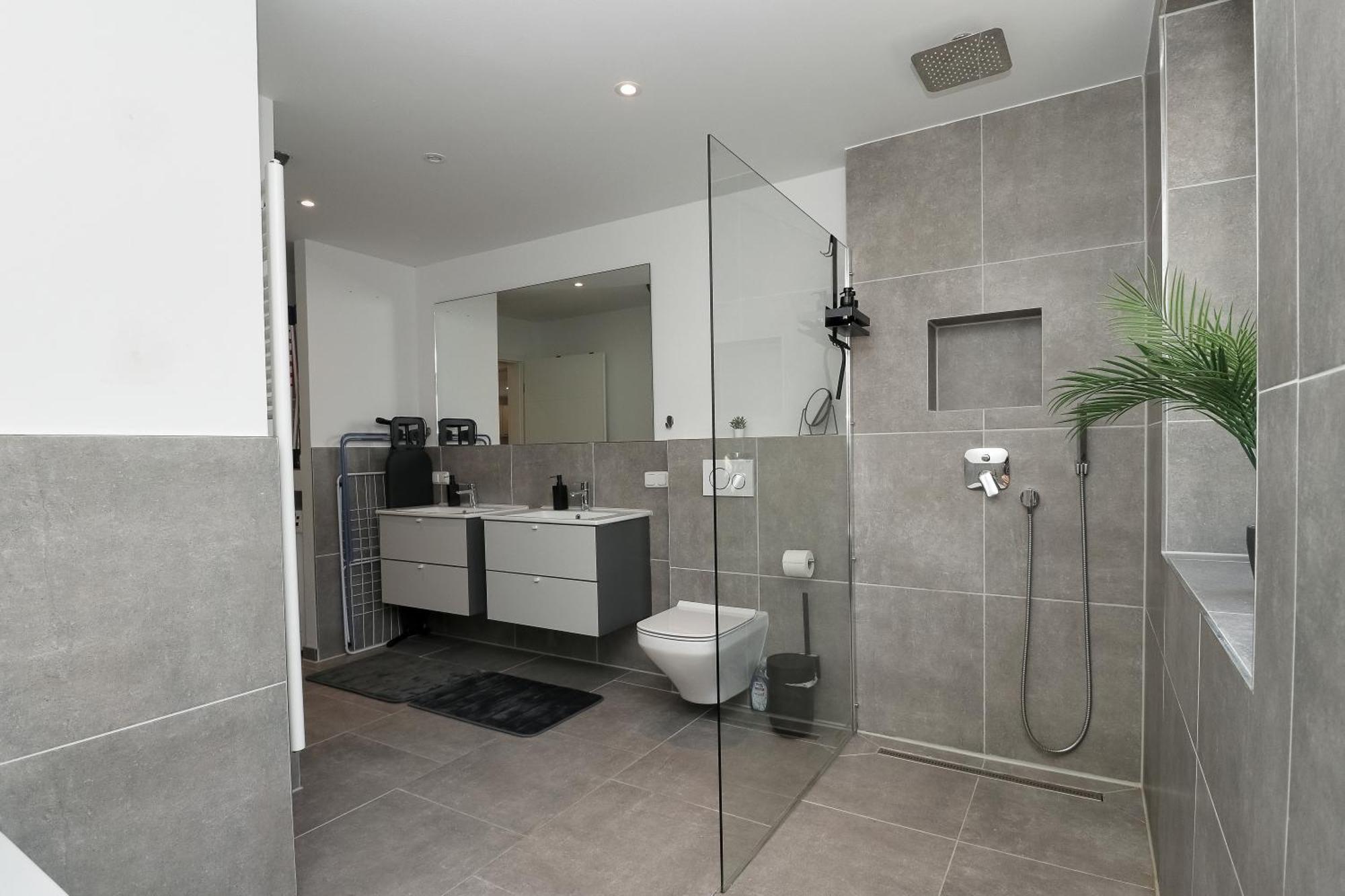 Apartment Lightplace • Grosse • 3 Schlafzimmer • Boxspring • Smart Tv • Biergarten • Restaurant *